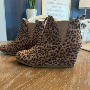 Dunes, Women’s size 8.5. Excellent condition! No flaws.